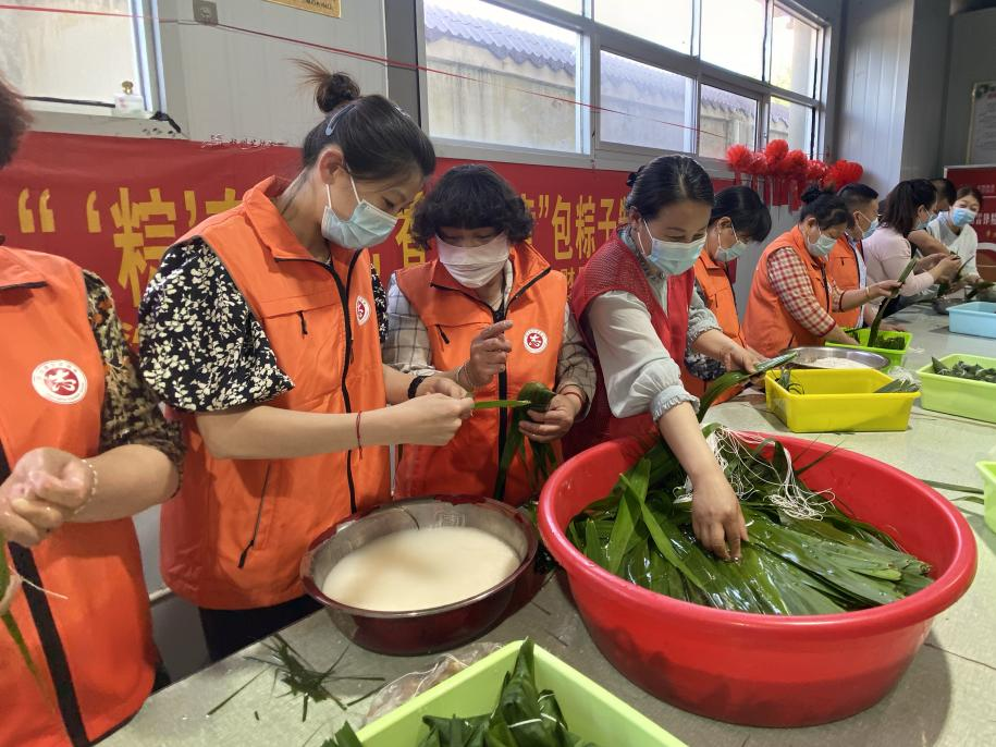 青口供電所黨支部聯(lián)合生產(chǎn)生活服務(wù)中心分會、黃沙坨社區(qū)，共同舉辦“悠悠艾草香 濃濃端午情”系列活動。.png